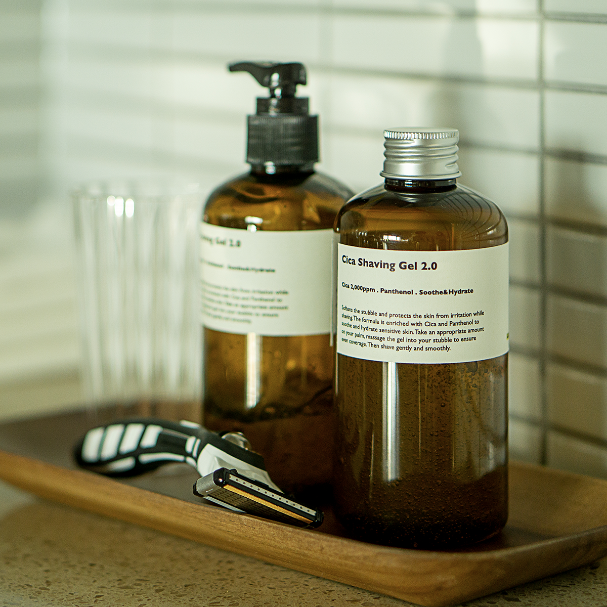 LAZY SOCIETY Shaving Set 8 Pieces sur planche bois, flacons et rasoirs en salle de bain, marque LAZY SOCIETY