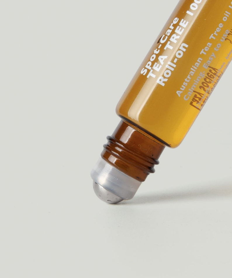 LAZY SOCIETY Spot Care Tea Tree 100 Roll on 5.5ml, flacon roll-on au tea tree sur fond clair, marque en gros plan.