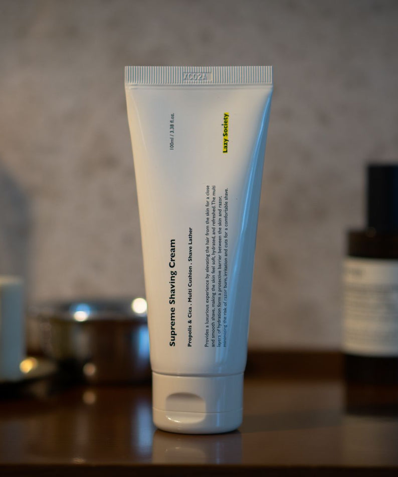 LAZY SOCIETY Superme Shaving Cream 100ml, crème à raser visible sur fond salle de bain, marque en gros plan.