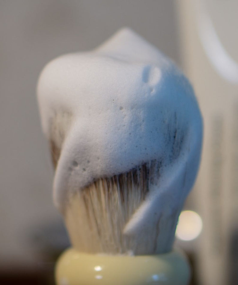 LAZY SOCIETY Superme Shaving Cream 100ml en gros plan : mousse de rasage bleue, brosse et contexte salle de bain.