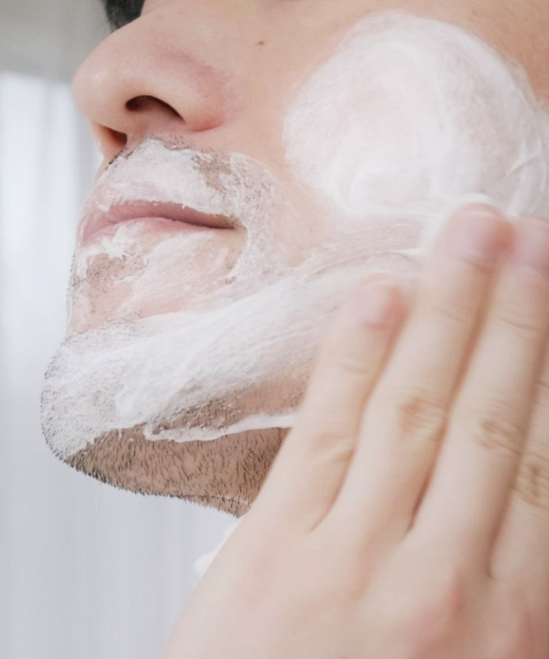 LAZY SOCIETY Superme Shaving Cream 100ml sur un visage rasé, mousse blanche appliquée; marque LAZY SOCIETY en usage