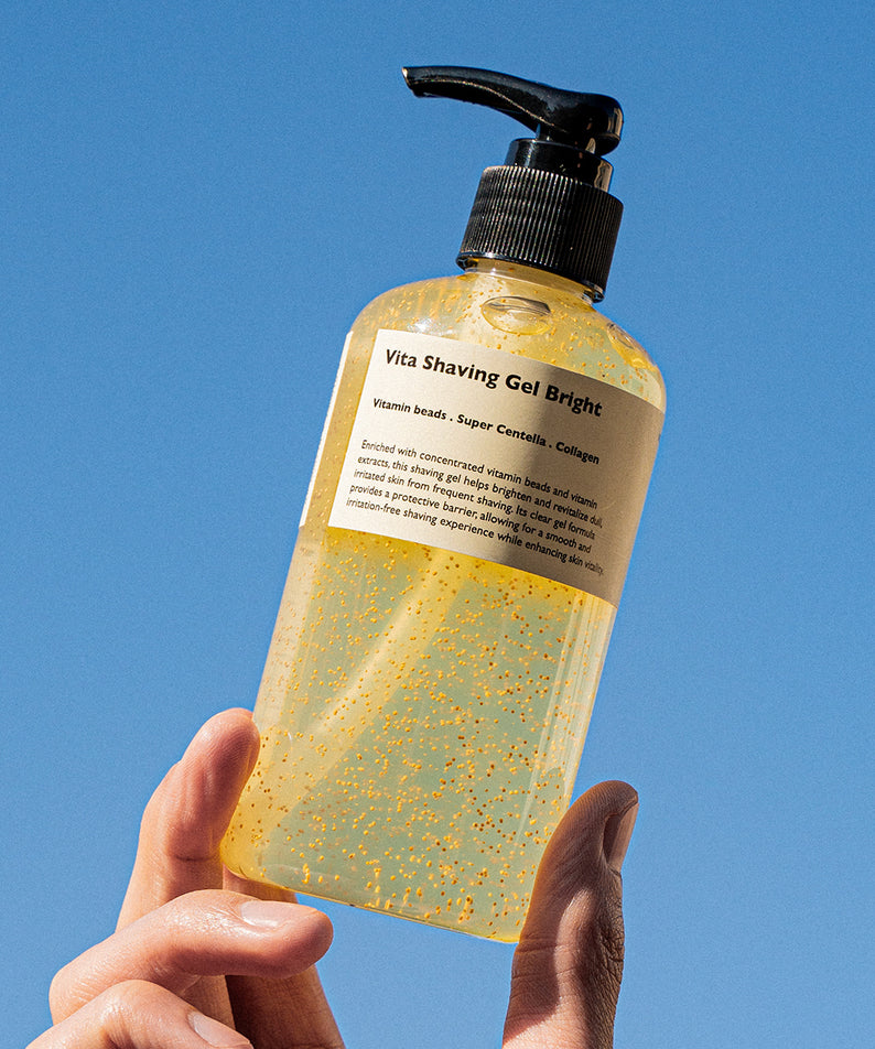 LAZY SOCIETY Vita Shaving Gel Bright 250ml en flacon à la main sur fond bleu, produit cosmétique en contexte visuel.