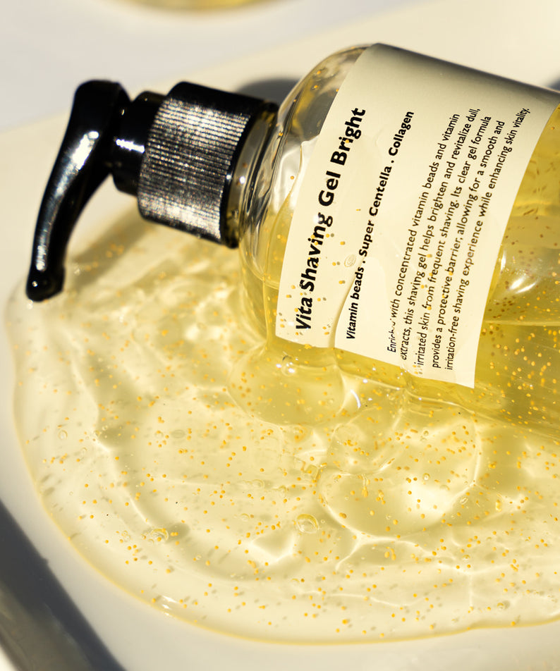LAZY SOCIETY Vita Shaving Gel Bright 250ml : flacon sur gel crème doré, salle de bain, branding en gros plan.