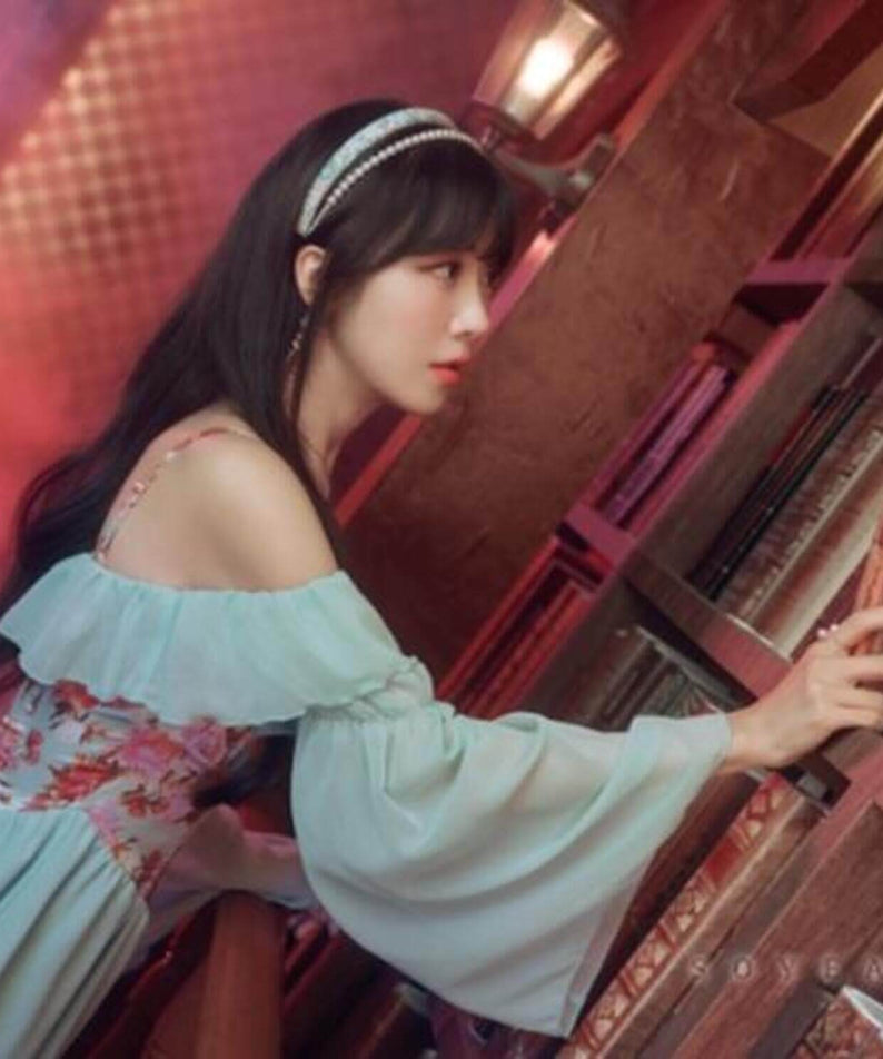 LEE SOYE - 1st Album [Here I Am] - Album Kpop, photo de l’artiste au piano en concept rétro.