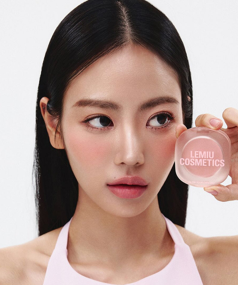 Jeune femme utilisant LEMIU Eye To Cheek pour un look naturel.