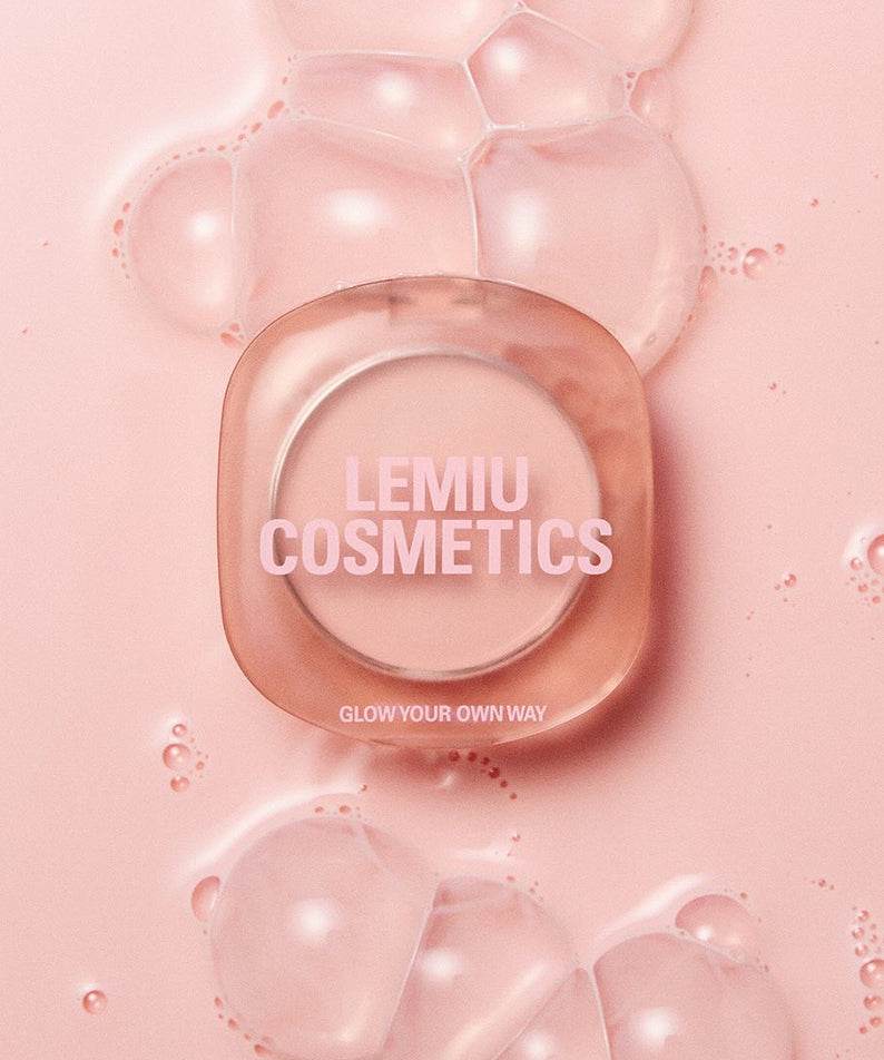 Boîte de maquillage LEMIU Eye To Cheek sur fond rose, parfaite pour briller à votre façon.