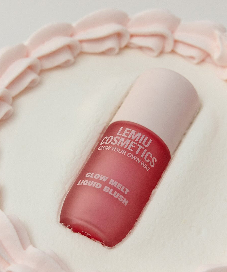 LEMIU Glow Melt Liquid Blush présenté sur fond crémeux, produit de maquillage liquide pour un éclat naturel et lumineux.