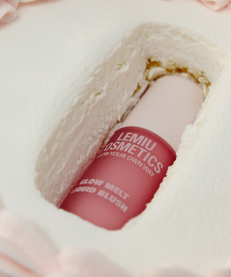 Flacon de maquillage LEMIU Glow Melt Liquid Blush niché dans une texture crémeuse, évoquant son application fluide et légère.