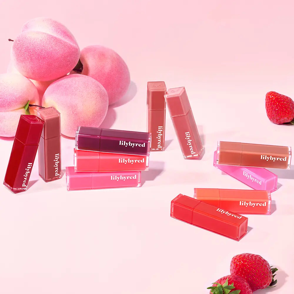 LILYBYRED Bloody Coating Tint : maquillage lèvres rouge bordeaux, packaging lilybyred sur fond rose avec fruits et fraises
