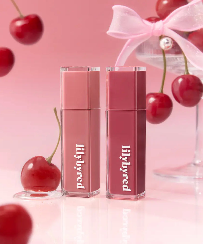 LILYBYRED Bloody Coating Tint : packshots de deux rouges à lèvres LILYBYRED sur fond rose, cerises rouges en décor.