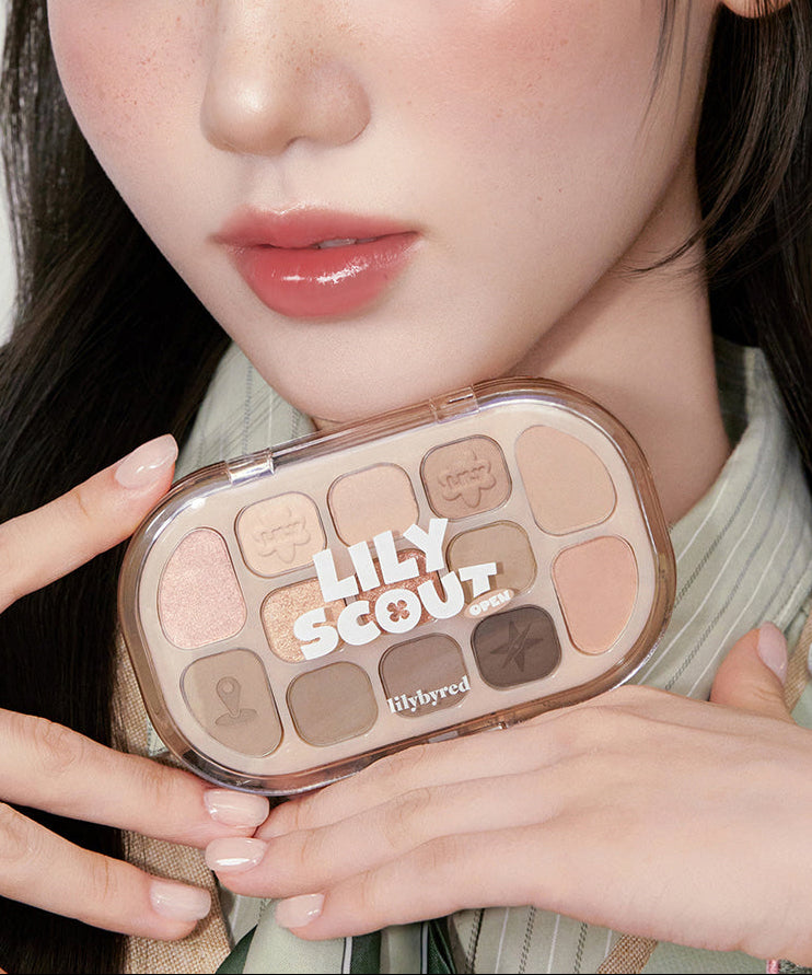 LILYBYRED Dewy Fit Palette, marque maquillage, gros plan visage avec palette dégradés sur peau lisse, ambiance studio