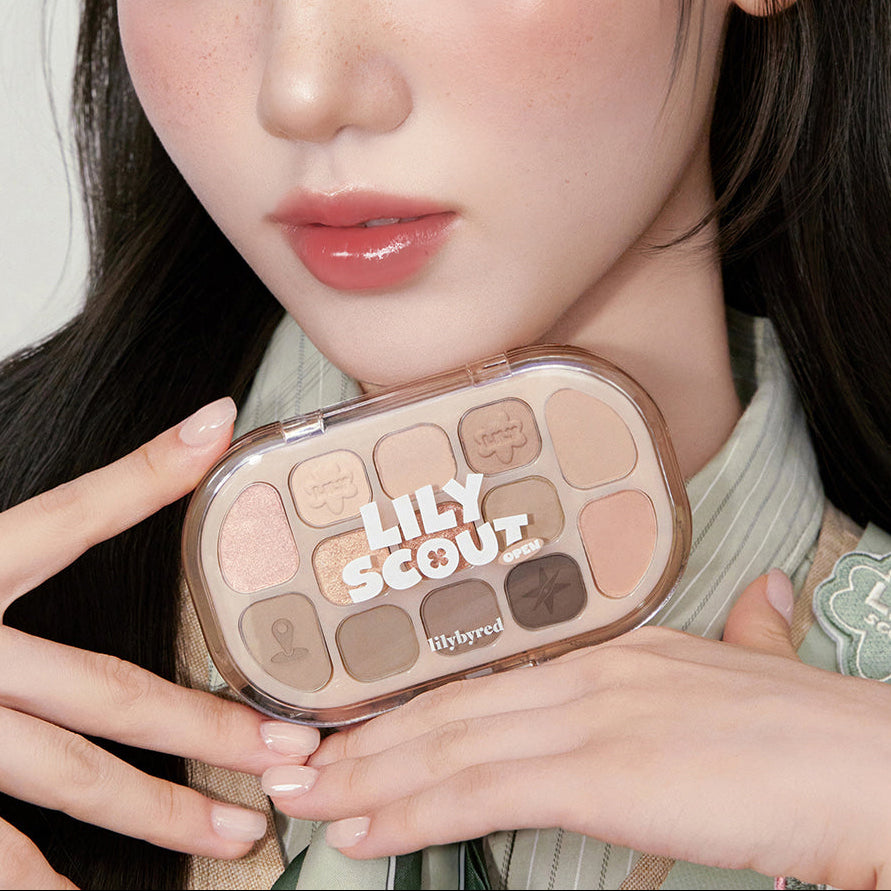 LILYBYRED Dewy Fit Palette, marque maquillage, gros plan visage avec palette dégradés sur peau lisse, ambiance studio