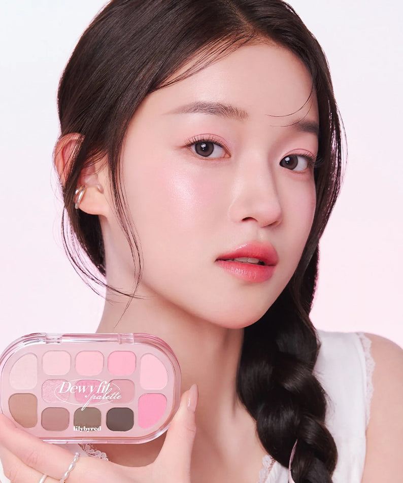 Portrait beauté avec LILYBYRED Dewy Fit Palette de la marque, maquillage lumineux, fond clair, modèle tenant la palette.