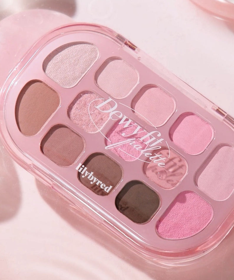LILYBYRED Dewy Fit Palette : palette maquillage dégradée en rose, vue rapprochée sur fond clair.