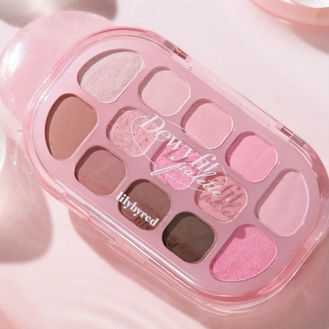 LILYBYRED Dewy Fit Palette : palette maquillage dégradée en rose, vue rapprochée sur fond clair.