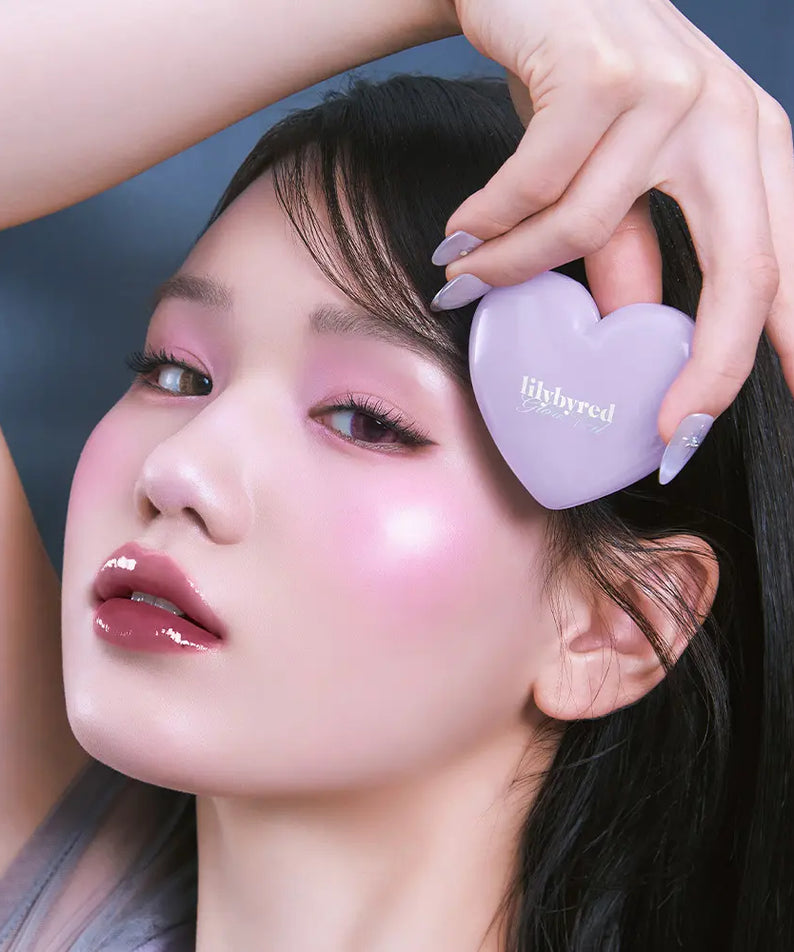 LILYBYRED Love Beam Glow Veil de LILYBYRED, application sur le visage avec effet glow, maquillage et mains