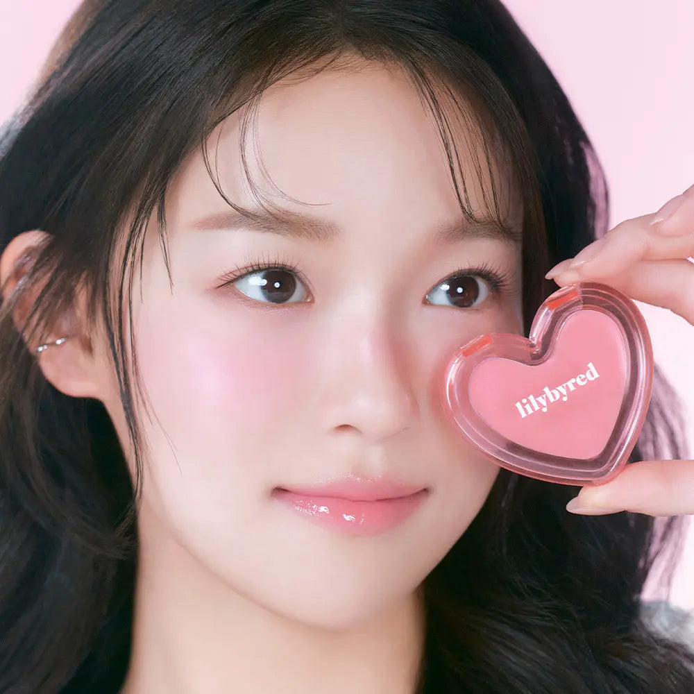 LILYBYRED Love Beam Sherbet Cheek, jeune femme makeup tenant un cœur rose, contexte beauté pastel, produit visible