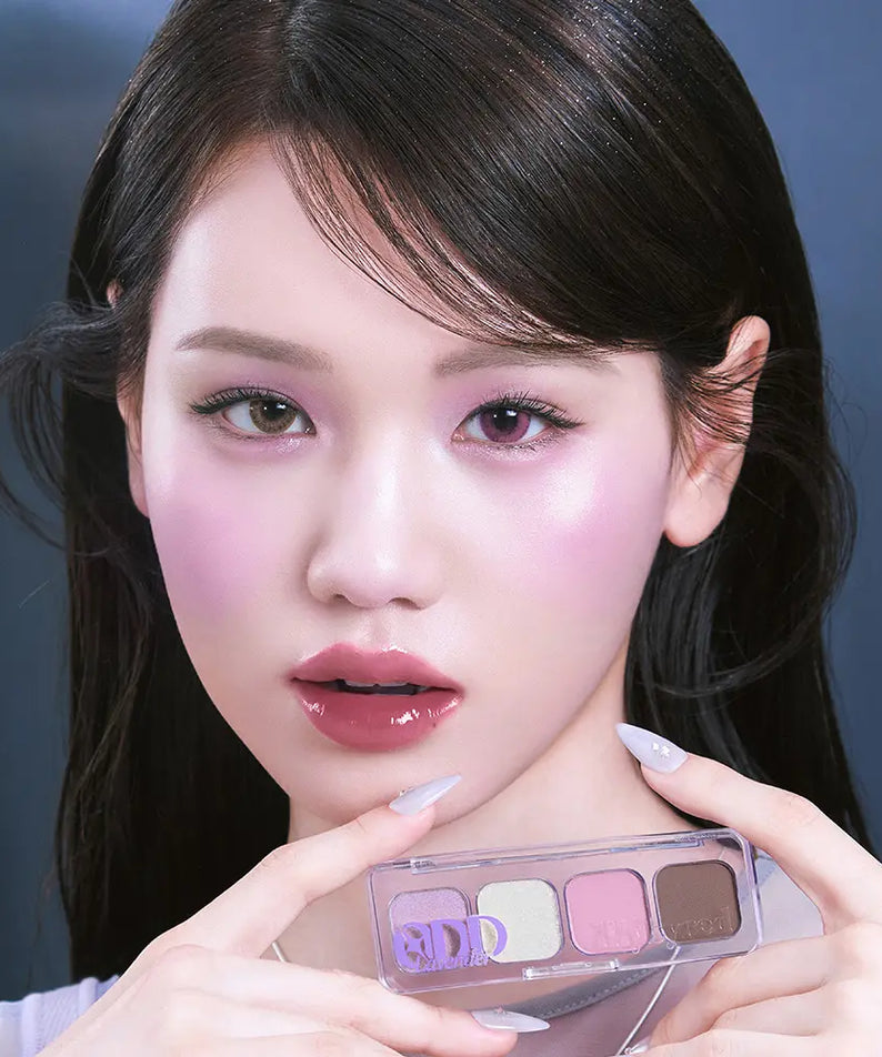 LILYBYRED Mood It Palette de LILYBYRED, maquillage avec palette maquillage tenue par une femme, fond bleu.