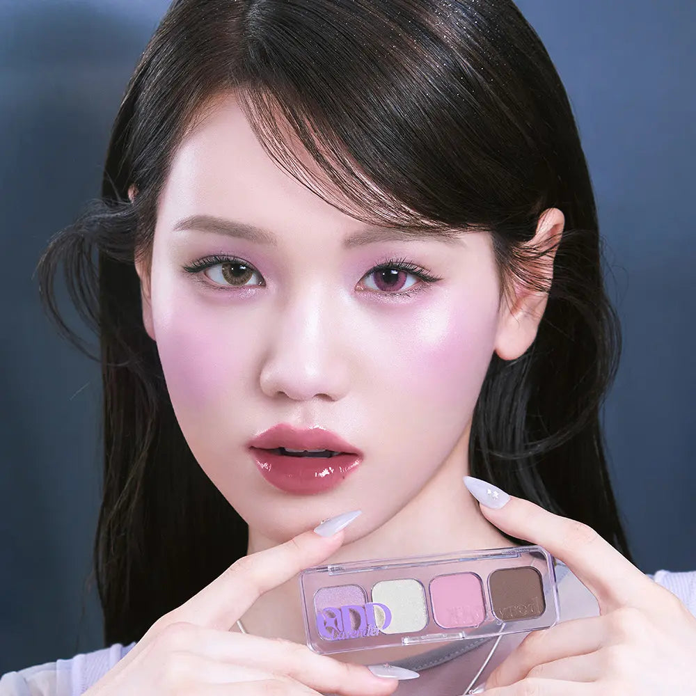 LILYBYRED Mood It Palette de LILYBYRED, maquillage avec palette maquillage tenue par une femme, fond bleu.
