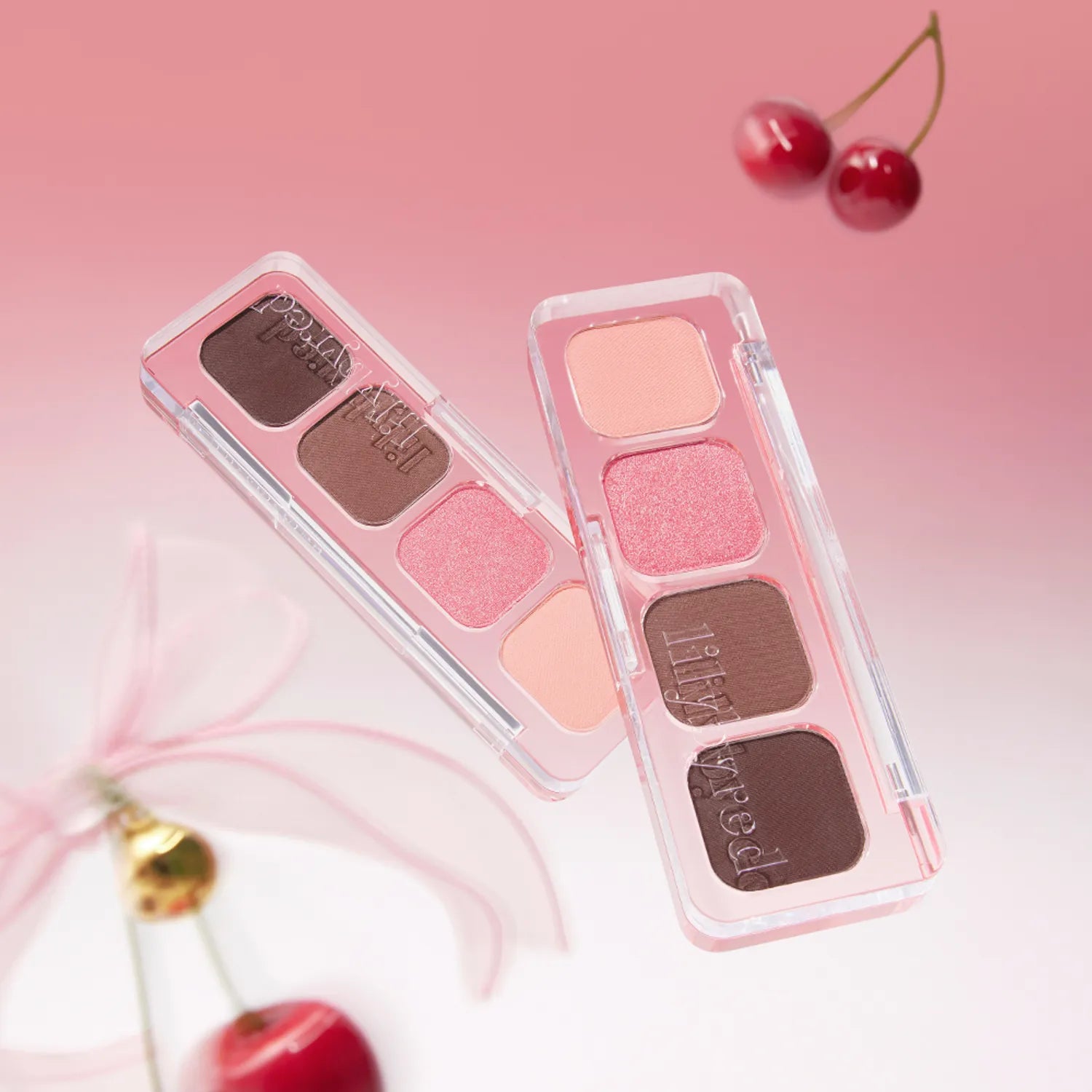 LILYBYRED Mood It Palette de la marque, étui maquillage avec fards roses et bordeaux sur fond rose pastel.