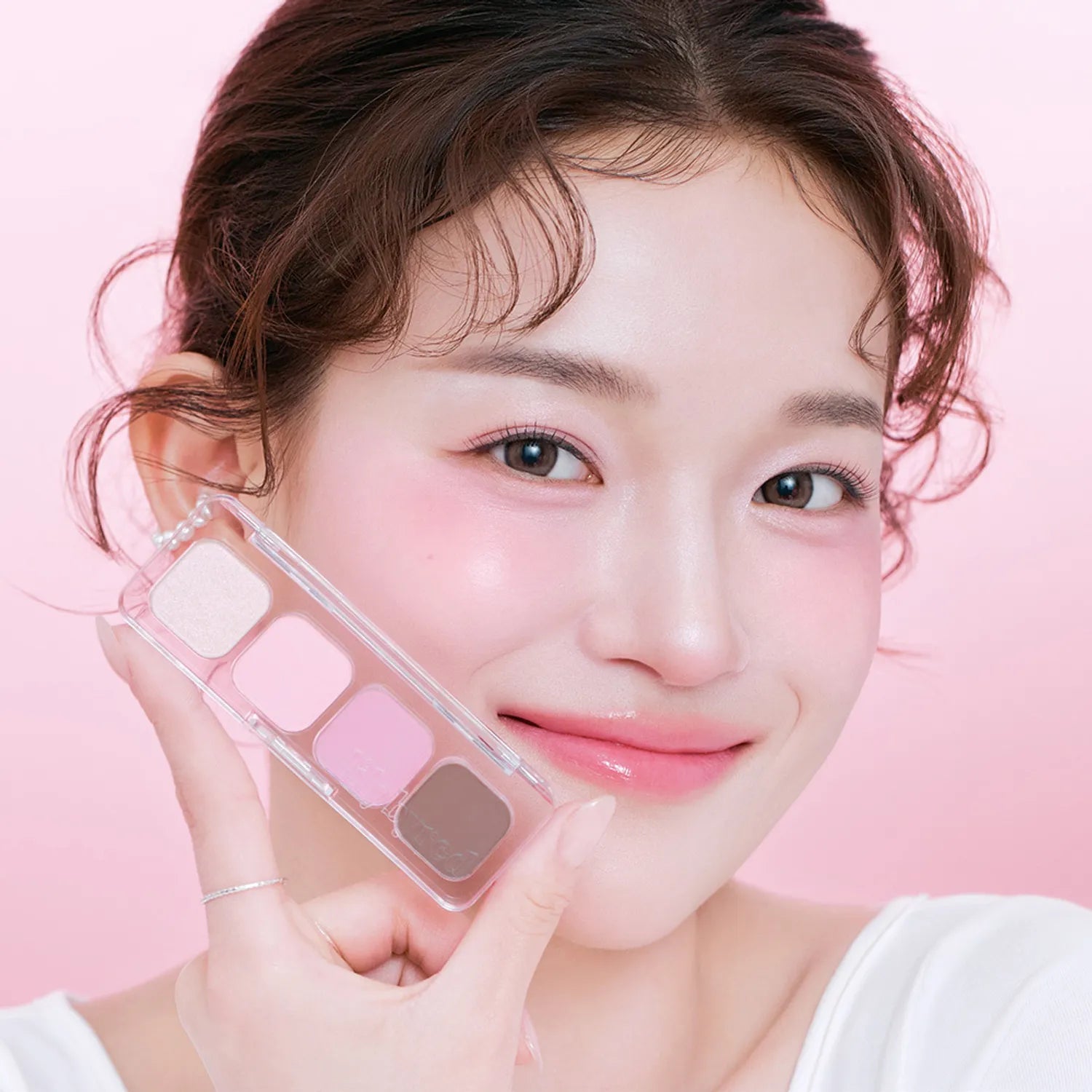 LILYBYRED Mood It Palette de la marque LILYBYRED, maquillage en gros plan sur fond rose avec la palette visible.