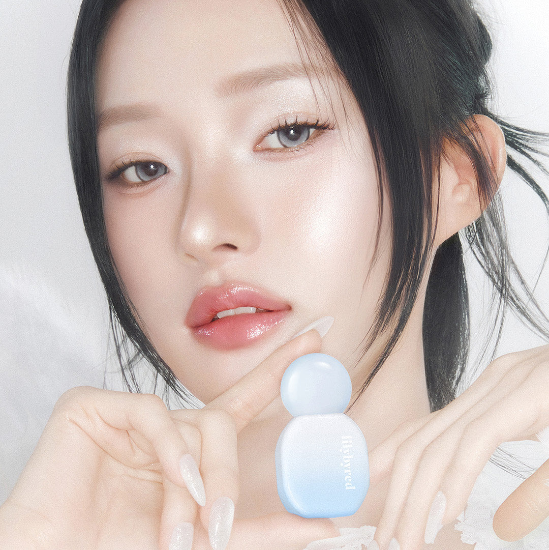 LILYBYRED Sugar Wrapping Tint Gloss, marque LILYBYRED : jeune femme montre le gloss teint sur fond clair.