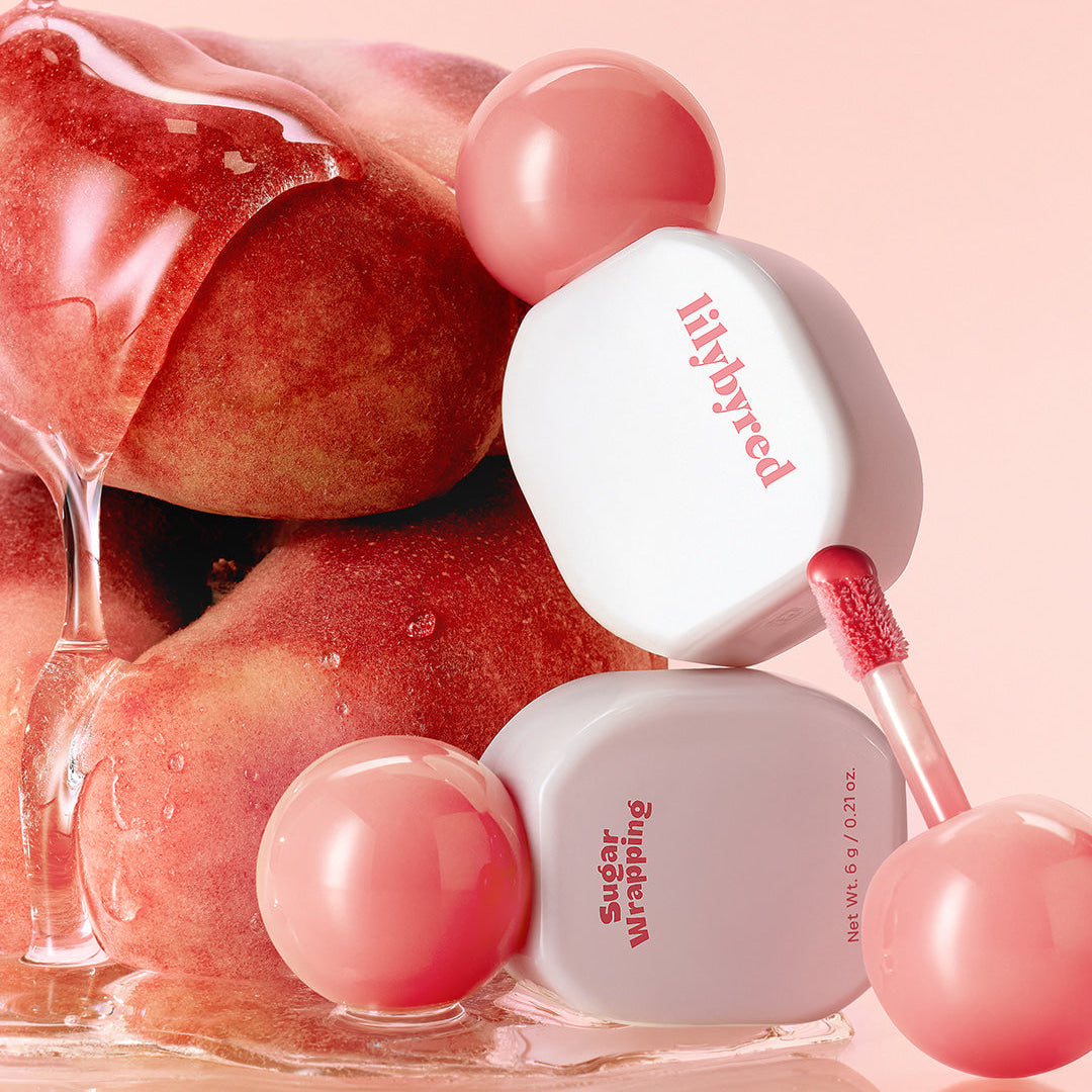 LILYBYRED Sugar Wrapping Tint Gloss de la marque LILYBYRED, gloss lèvres rose sur fond pastel, rendu sucré (packshot)