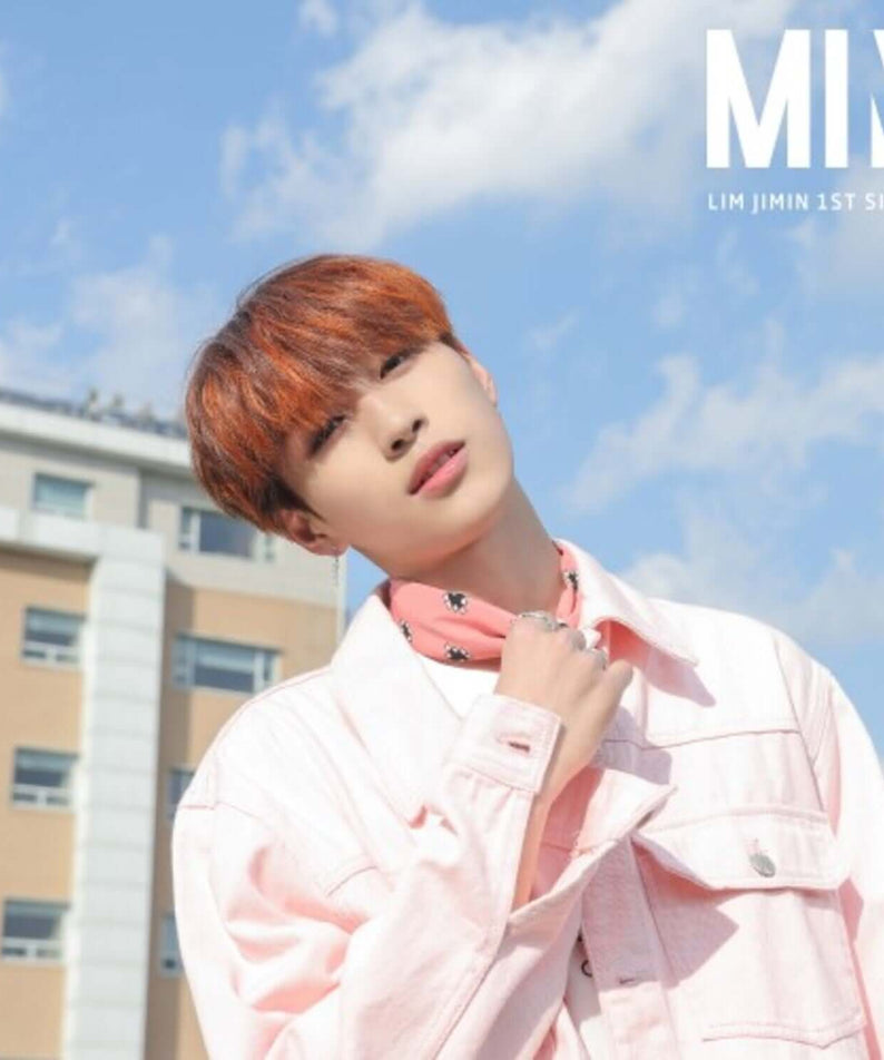 LIM JIMIN - 1st Album [MIN] - Album Kpop : photo promotionnelle de LIM JIMIN, ciel bleu et bâtiment en arrière-plan