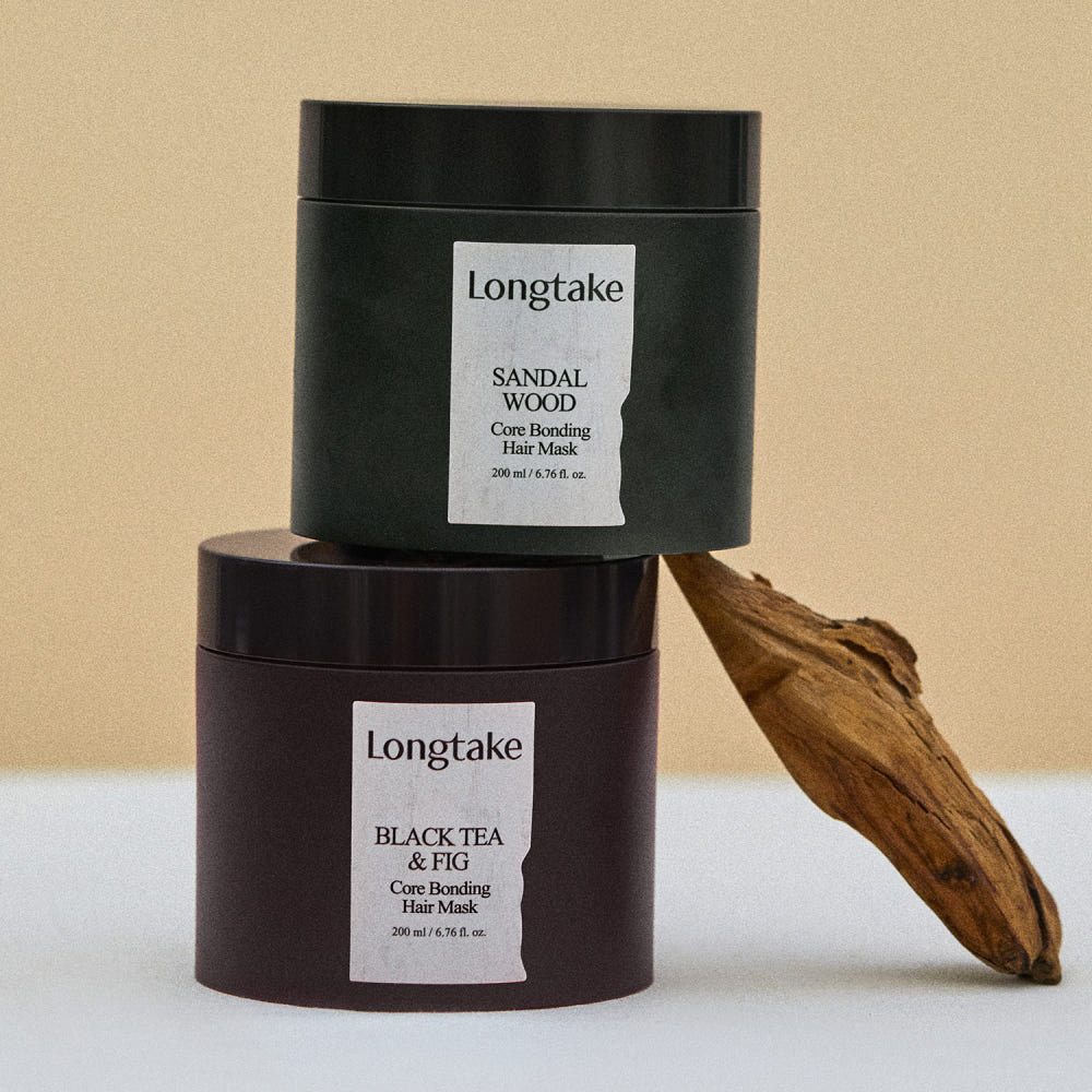 LONGTAKE Core Bonding Perfume Hair Mask Hair Pack 200ml Longtake, pot noir sur fond beige avec accessoires bois et étiquette