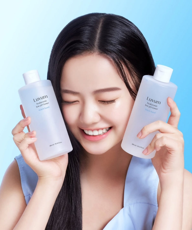 LUVUM 1 Hyaluronic Acid Mildly Acidic Toner 300ml, flacons Luvum, femme au sérum hydratant, fond bleu, contexte skincare