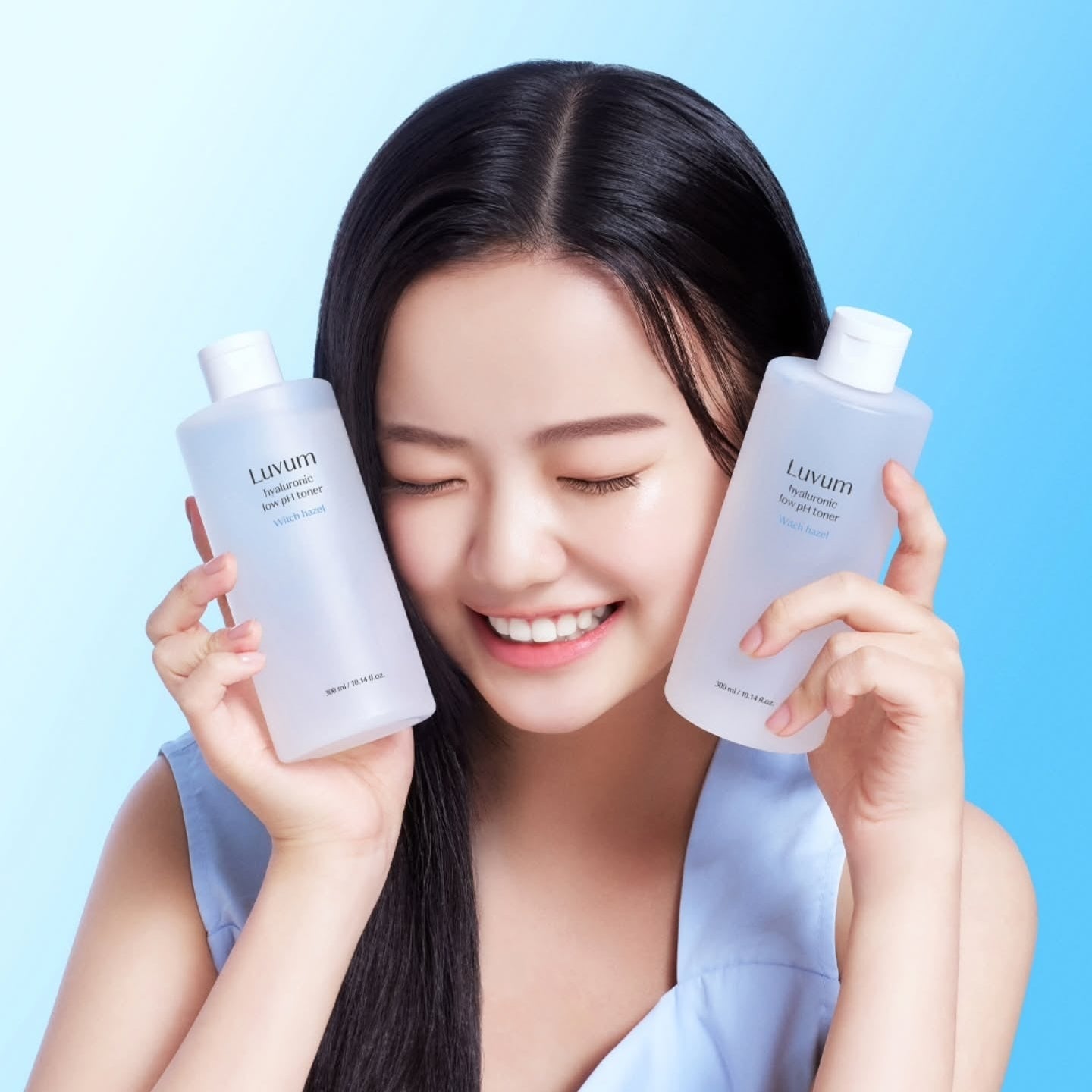 LUVUM 1 Hyaluronic Acid Mildly Acidic Toner 300ml, flacons Luvum, femme au sérum hydratant, fond bleu, contexte skincare