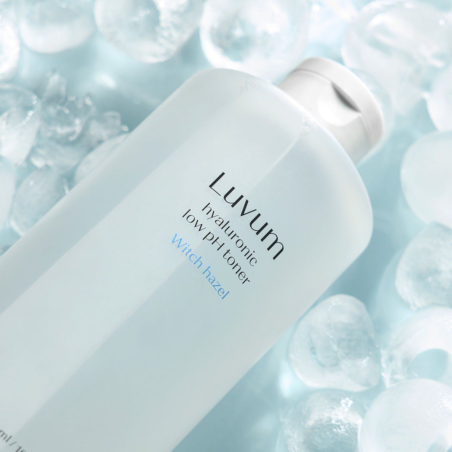 LUVUM 1 Hyaluronic Acid Mildly Acidic Toner 300ml, marque LUVUM sur flacon, gel d’eau bleuté en fond
