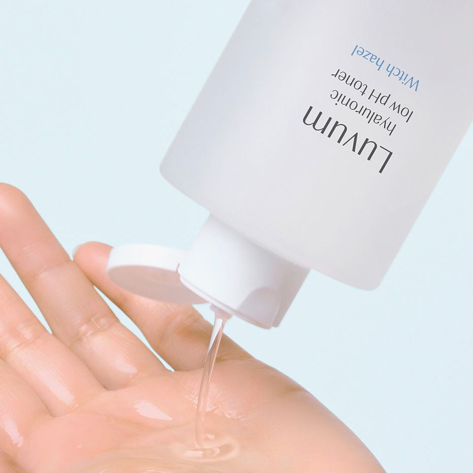 LUVUM 1 Hyaluronic Acid Mildly Acidic Toner 300ml de LUVUM, gouttes sur peau, flacon blanc, contexte soins visage