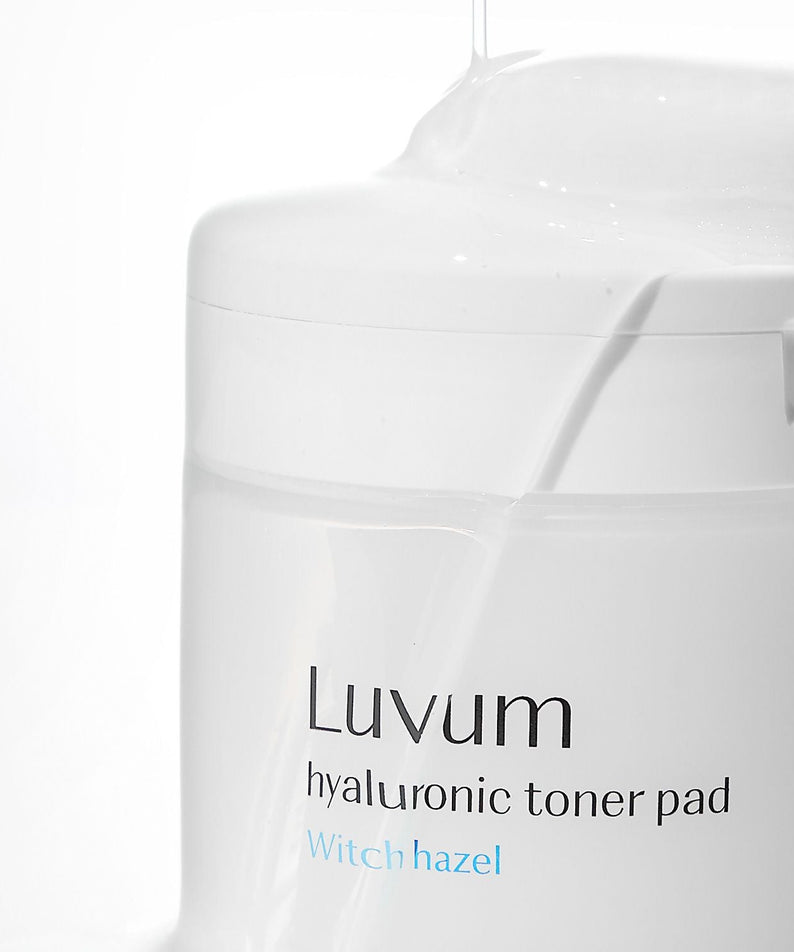 Décris l'image en français : LUVUM 1 Hyaluronic Acid Toner Pads 60 Sheets, marques Luvum, flacon blanc et pads visibles.