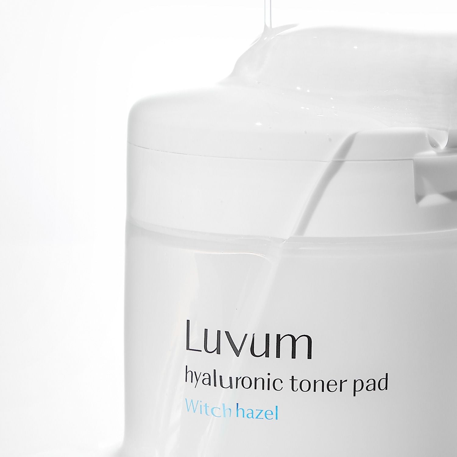 Décris l'image en français : LUVUM 1 Hyaluronic Acid Toner Pads 60 Sheets, marques Luvum, flacon blanc et pads visibles.