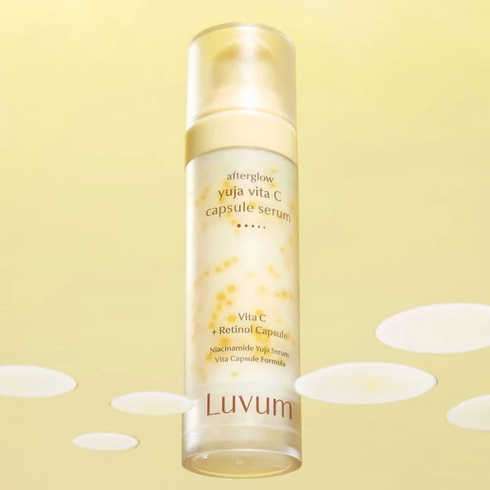 LUVUM After Glow Yuja Vita C Capsule Serum 30ml de la marque LUVUM, flacon jaune sur fond crème, bulles visuelles