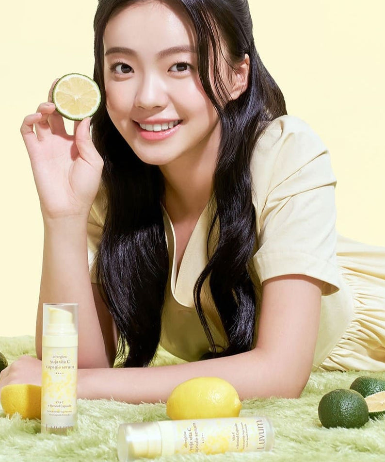 LUVUM After Glow Yuja Vita C Capsule Serum 30ml : flacon sur fond vert, jeune femme souriante tenant un citron, marque LUVUM