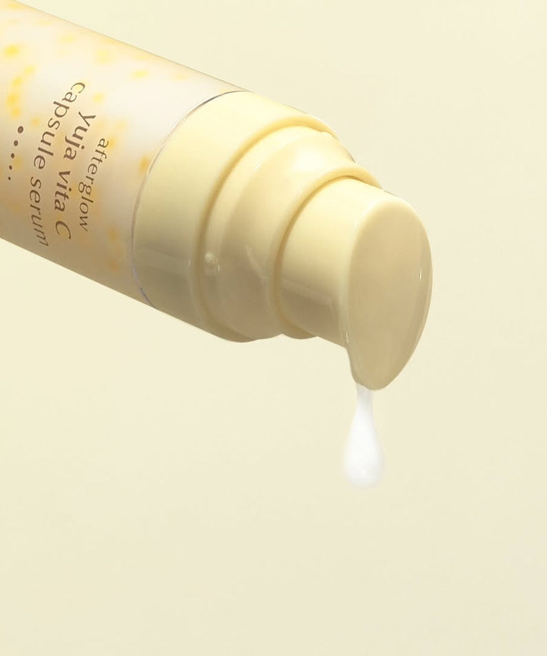 LUVUM After Glow Yuja Vita C Capsule Serum 30ml de la marque LUVUM, tube crème jaune, fond clair, goutte en visuel