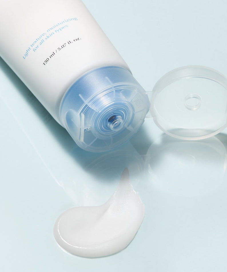 LUVUM Bamboo Hyaluronic Acid Moisture Cream 150ml +150ml, crème hydratante, marque LUVUM, pot ouvert, fond bleu clair.