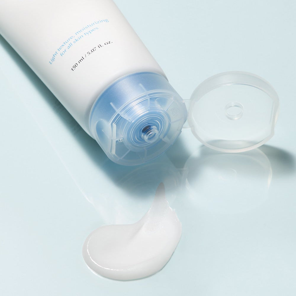LUVUM Bamboo Hyaluronic Acid Moisture Cream 150ml +150ml, crème hydratante, marque LUVUM, pot ouvert, fond bleu clair.