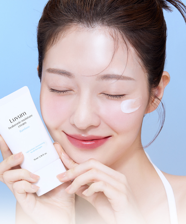 LUVUM Bamboo Hyaluronic Acid Moisture Cream 70ml de la marque LUVUM, crème hydratante sur peau du visage, fond bleu.