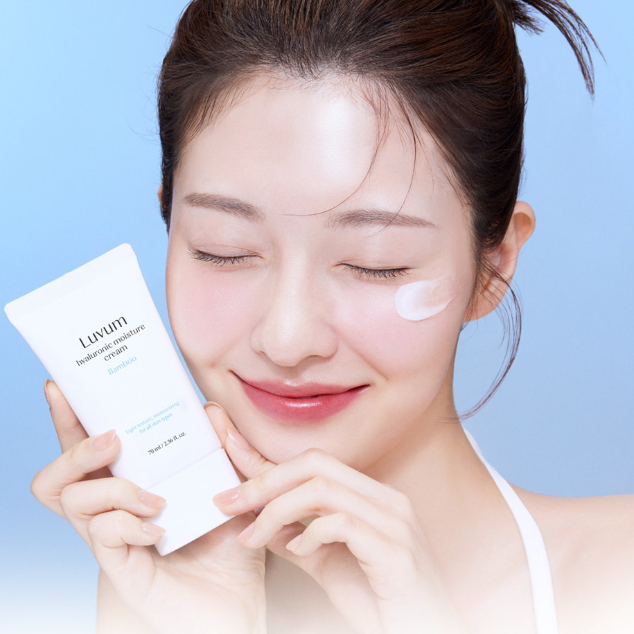 LUVUM Bamboo Hyaluronic Acid Moisture Cream 70ml de la marque LUVUM, crème hydratante sur peau du visage, fond bleu.