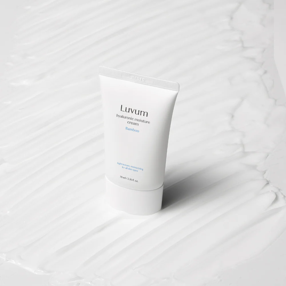 Décrivez l’image en français : LUVUM Bamboo Hyaluronic Acid Moisture Cream 70ml sur fond blanc marbré, marque LUVUM visible.