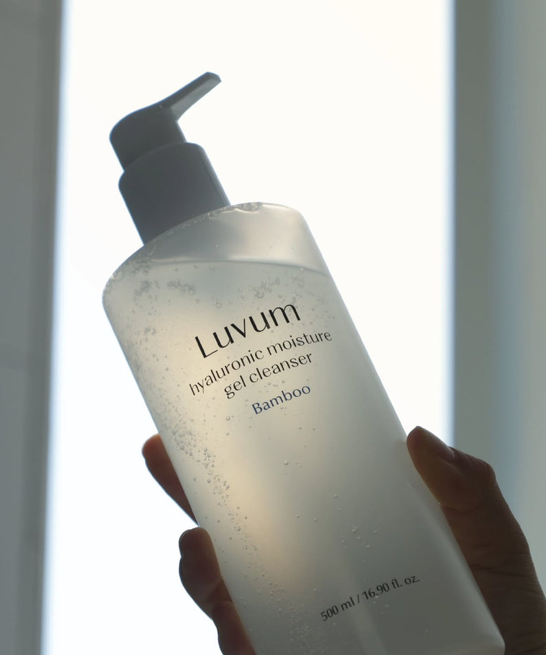 LUVUM Bamboo Hyaluronic Acid Moisture Gel Cleanser 200ml, flacon devant fond lumineux, main tenant le produit Luvum.