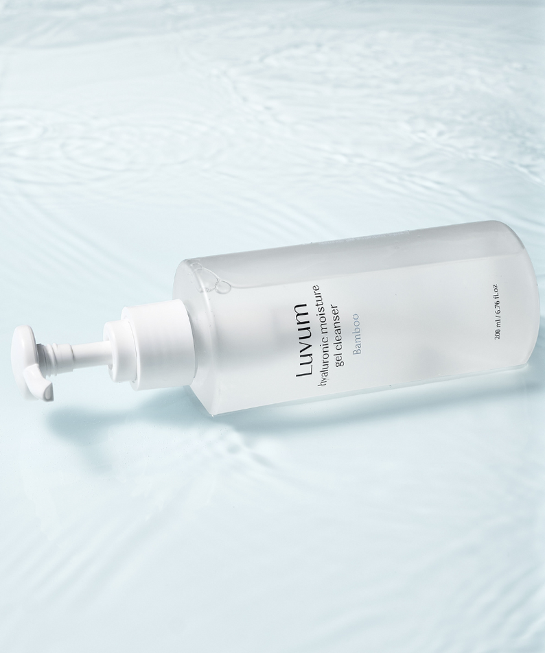 LUVUM Bamboo Hyaluronic Acid Moisture Gel Cleanser 200ml, gel nettoyant de la marque Luvum sur fond blanc bleu.