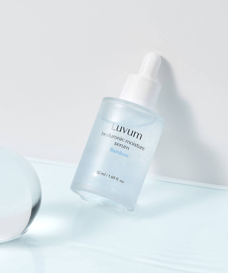 Décris l'image en français en mentionnant LUVUM Bamboo Hyaluronic Acid Moisture Serum Set 50ml/30ml, marque Luvum, flacon sur fond clair.