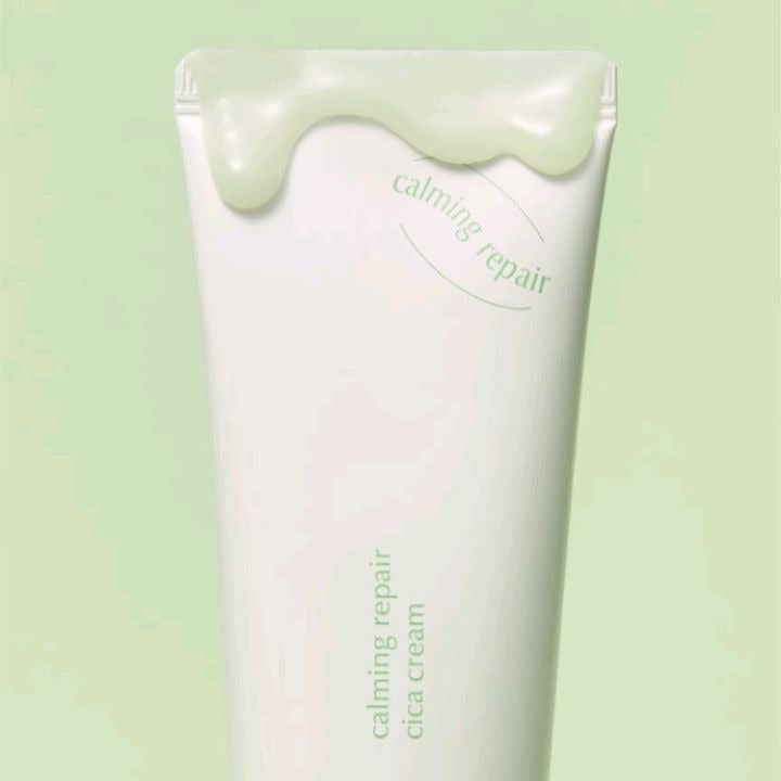 LUVUM Calming Repair Cica Cream 50ml, tube de crème apaisante à la texture crème, sur fond vert clair.