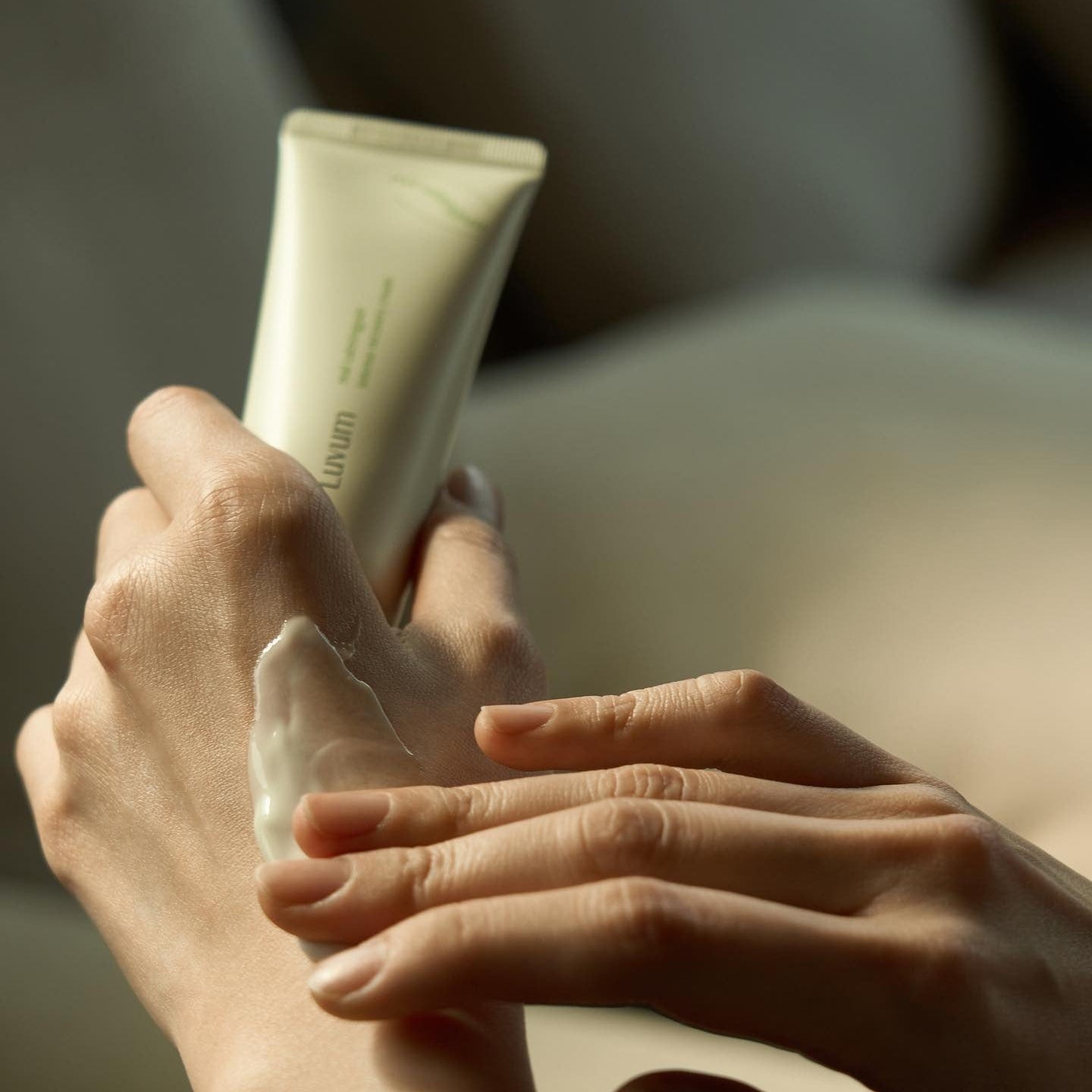 Décris l'image en français en mentionnant le produit, la marque et le contexte visuel : LUVUM Calming Repair Cica Cream 50ml