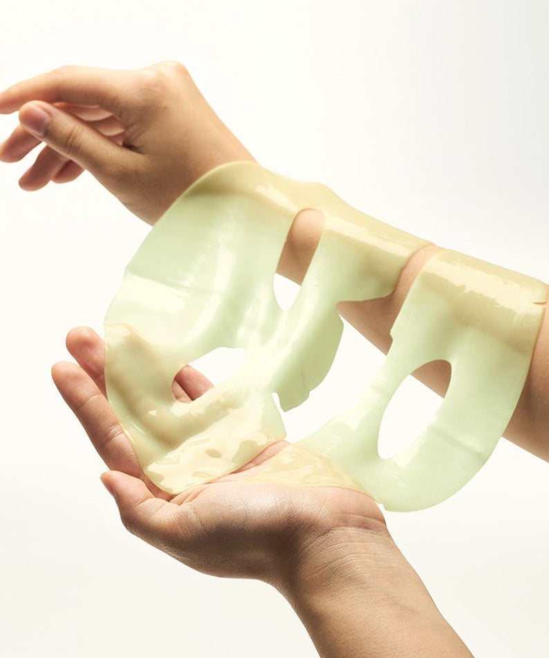 Décrivez LUVUM Calming Repair Cica Gel Mask 5 Sheets, marque LUVUM : mains appliquant un masque gel Cica apaisant.