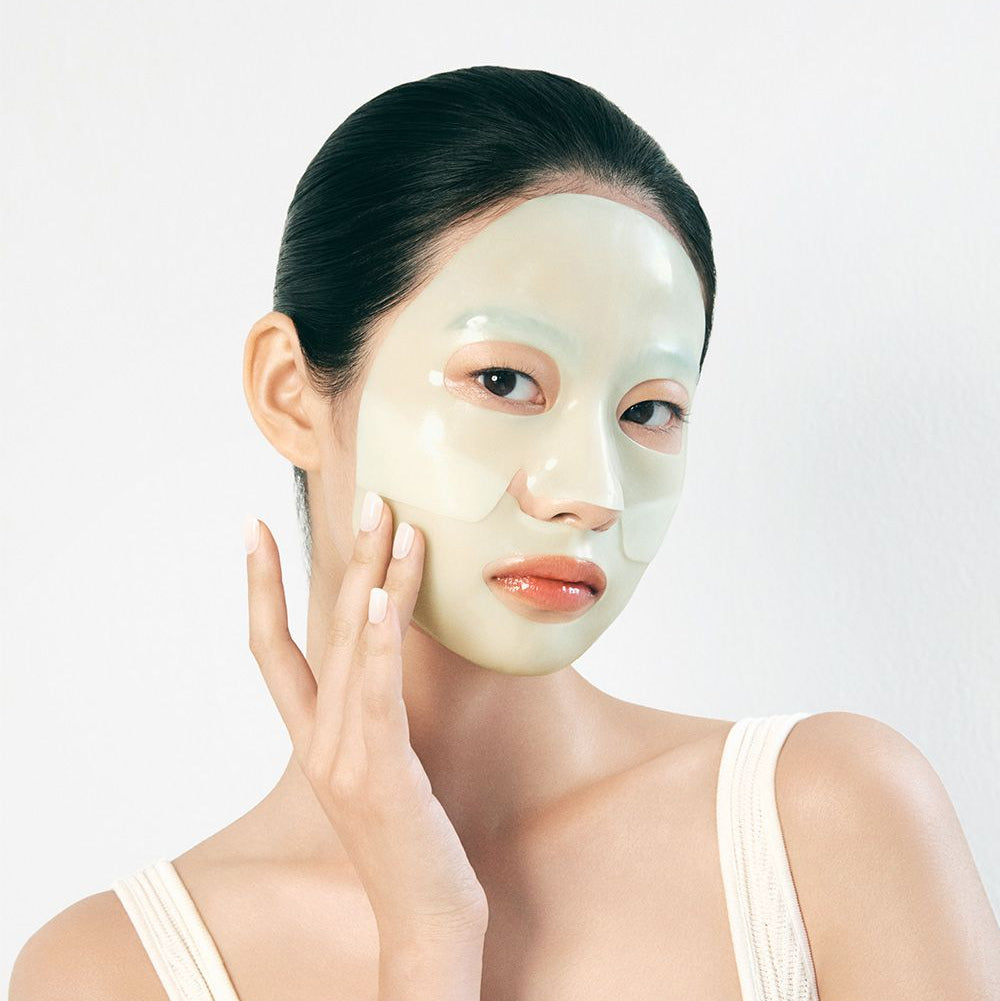 LUVUM Calming Repair Cica Gel Mask 5 Sheets, masque gel à la cica sur une femme, application de soin visage